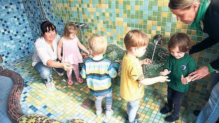 Wasser marsch. An der Gestaltung des rund 10 000 Euro teuren Wassererlebnisraumes waren die Kinder der Kita Sonnenschein selbst mitbeteiligt. Damit die Kleinen keine kalten Füße im Nass bekommen, ist eine Fußbodenheizung installiert.