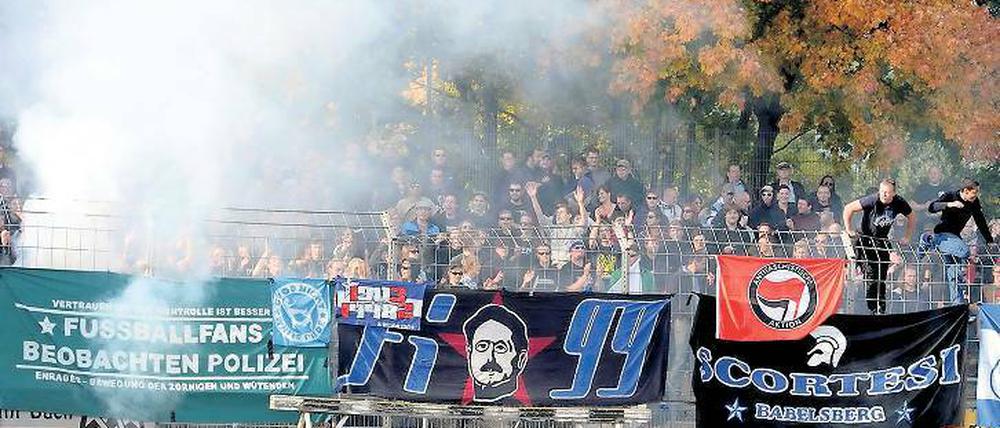 Karl Liebknecht als Aushängeschild. Die Nordkurven-Fans des SVB 03 – hier im Landespokalspiel bei Stahl Brandenburg – positionieren sich politisch sehr stark. Das stößt bei anderen Anhängern nicht unbedingt auf Verständnis.