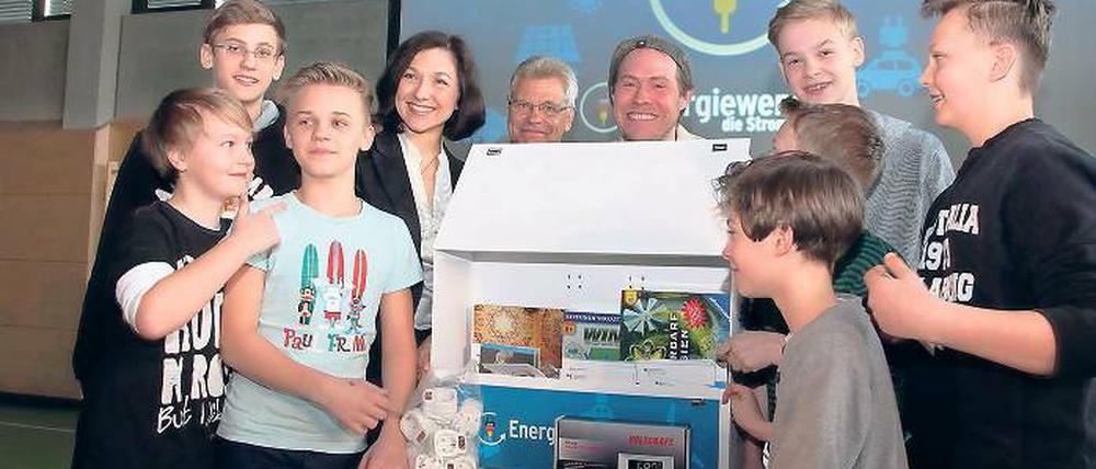 Geschenk. Staatssekretärin Reiche übergab Energiekoffer für Schüler.