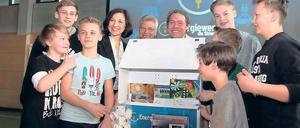 Geschenk. Staatssekretärin Reiche übergab Energiekoffer für Schüler.