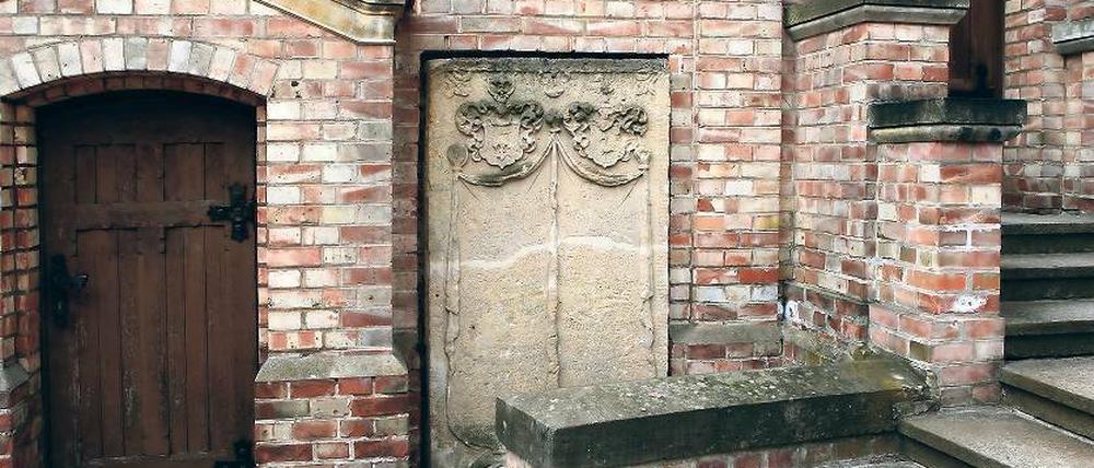Der Älteste. Schmaills Grabstein an der Ostwand der Bornstedter Kirche.