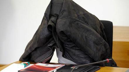 Sieht sich selbst als Opfer: Ein Zahnarzt aus Fichtenwalde wird beschuldigt, sich selbst einen Finger abgeschnitten zu haben um seine Versicherung zu betrügen.