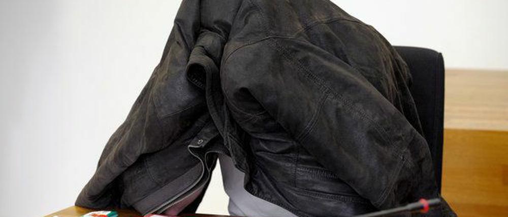 Sieht sich selbst als Opfer: Ein Zahnarzt aus Fichtenwalde wird beschuldigt, sich selbst einen Finger abgeschnitten zu haben um seine Versicherung zu betrügen.