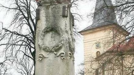 Die Friedrichskirche in Babelsberg, im Vordergrund ein Denkmal.
