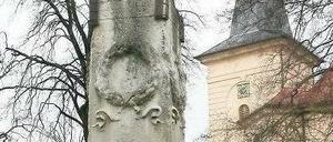 Die Friedrichskirche in Babelsberg, im Vordergrund ein Denkmal.