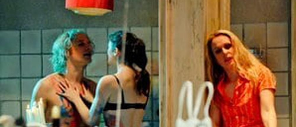 Immer mehr Träume und Illusionen zerplatzen, immer trauriger werden die Menschen: "Alle sechzehn Jahre im Sommer" im Hans Otto Theater.