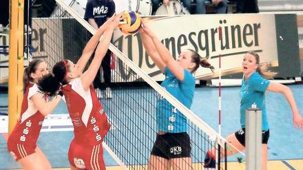 Wichtige Stütze im Potsdamer Spiel. Nach langer Verletzungspause stand Nikol Sajdova (links am Ball) ihrem Team am Sonntag gegen Schwerin wieder zur Verfügung und bot eine überzeugende Leistung.