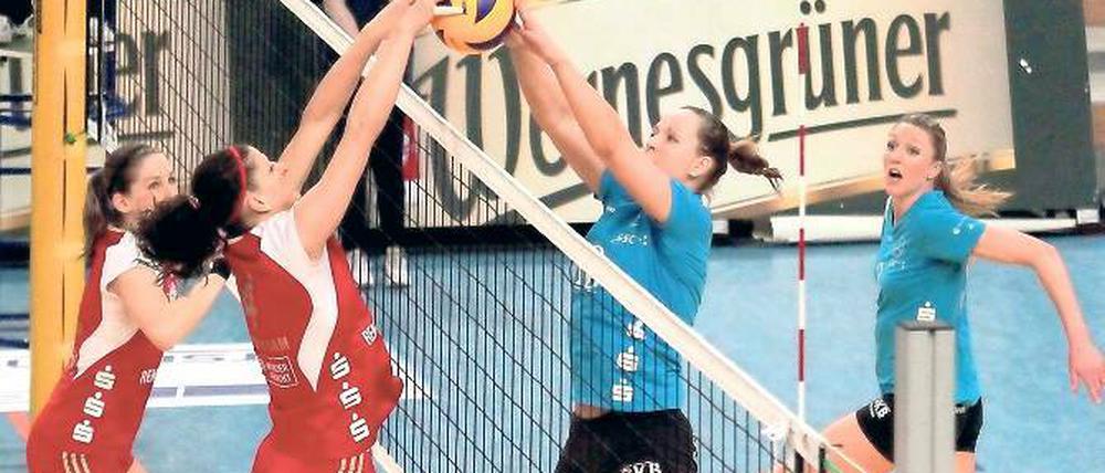 Wichtige Stütze im Potsdamer Spiel. Nach langer Verletzungspause stand Nikol Sajdova (links am Ball) ihrem Team am Sonntag gegen Schwerin wieder zur Verfügung und bot eine überzeugende Leistung.