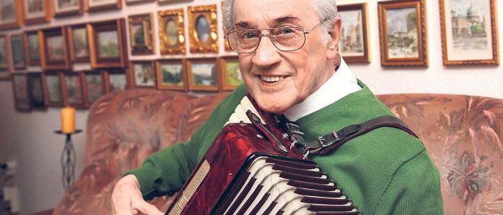 Ein Leben für die Musik. Rudi Kansy mit einem seiner fünf Akkordeons. Der Musikpädagoge und Chorleiter feiert am Sonntag seinen 90. Geburtstag.