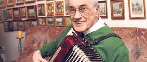 Ein Leben für die Musik. Rudi Kansy mit einem seiner fünf Akkordeons. Der Musikpädagoge und Chorleiter feiert am Sonntag seinen 90. Geburtstag.