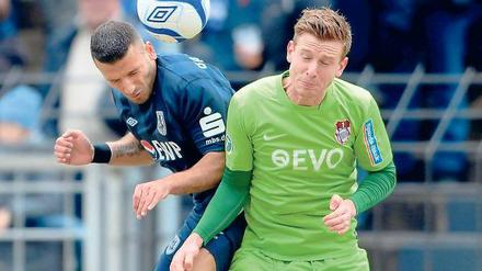 Nullnummer. Im Heimspiel gegen Kickers Offenbach – hier Süleyman Koc (links) im Kopfballduell mit Maximilian Ahlschwede – kam der SVB nicht über ein Unentschieden hinaus.