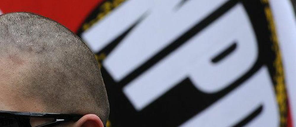 Gehört verboten, findet das Land Brandenburg. Dabei ist die NPD dabei, sich selbst abzuschaffen.