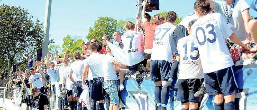 Meistens eine Einheit. Die Fans des SV Babelsberg 03 freuen sich nach einem Erfolg gern mit ihrer Mannschaft. Nach einigen Spielen ohne den erhofften Punktgewinn wurde das Team zuletzt jedoch auch schon mal lautstark kritisiert.