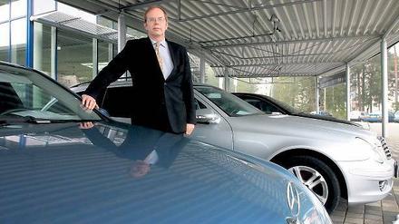 Insolvent, aber ungebrochen. Autohausinhaber Michael Weilbacher beschäftigt in Brandenburg 130 Mitarbeiter. Weil die Daimler AG ihm keine Ersatzteile mehr liefert, fehlt seinem Geschäft die Grundlage – und seinen Mitarbeitern die Arbeit.