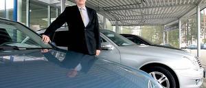 Insolvent, aber ungebrochen. Autohausinhaber Michael Weilbacher beschäftigt in Brandenburg 130 Mitarbeiter. Weil die Daimler AG ihm keine Ersatzteile mehr liefert, fehlt seinem Geschäft die Grundlage – und seinen Mitarbeitern die Arbeit.