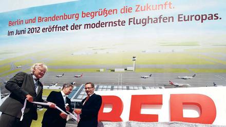Trautes Trio. Damals waren sie noch nicht zerstitten: Architekt Meinhard von Gerkan (von links, Berlins Regierender Bürgermeister Klaus Wowereit und Brandenburgs Ministerpräsident Matthias Platzeck (beide SPD) 2011 bei einer Imagekampagne für den BER.