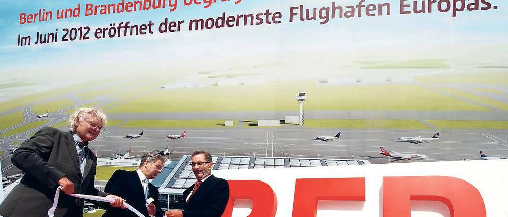 Trautes Trio. Damals waren sie noch nicht zerstitten: Architekt Meinhard von Gerkan (von links, Berlins Regierender Bürgermeister Klaus Wowereit und Brandenburgs Ministerpräsident Matthias Platzeck (beide SPD) 2011 bei einer Imagekampagne für den BER.
