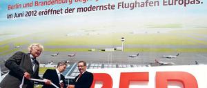 Trautes Trio. Damals waren sie noch nicht zerstitten: Architekt Meinhard von Gerkan (von links, Berlins Regierender Bürgermeister Klaus Wowereit und Brandenburgs Ministerpräsident Matthias Platzeck (beide SPD) 2011 bei einer Imagekampagne für den BER.