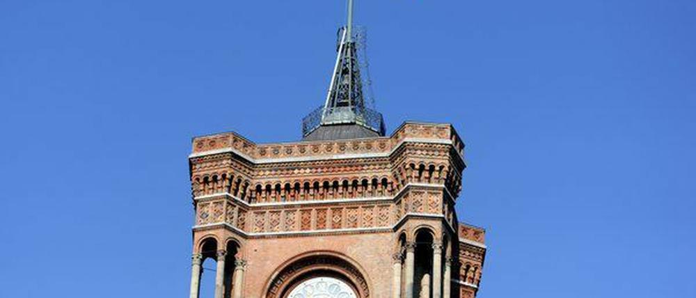 Berliner Abgeordnetenhaus: Um bei U-Bahn-Bauarbeiten vor Schmutz geschützt zu sein, soll das Rathaus jetzt verhüllt werden.