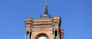 Berliner Abgeordnetenhaus: Um bei U-Bahn-Bauarbeiten vor Schmutz geschützt zu sein, soll das Rathaus jetzt verhüllt werden.