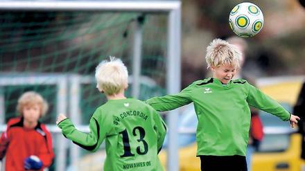 Auf dem Übungsplatz der Großen. Die Nachwuchsfußballer des SV Concordia Nowawes – hier in einem Jugendspiel gegen den Stadtrivalen Fortuna Babelsberg – können sowohl die Sandscholle als auch den Nebenplatz des Karl-Liebknecht-Stadions zum Training nutzen.