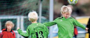 Auf dem Übungsplatz der Großen. Die Nachwuchsfußballer des SV Concordia Nowawes – hier in einem Jugendspiel gegen den Stadtrivalen Fortuna Babelsberg – können sowohl die Sandscholle als auch den Nebenplatz des Karl-Liebknecht-Stadions zum Training nutzen.