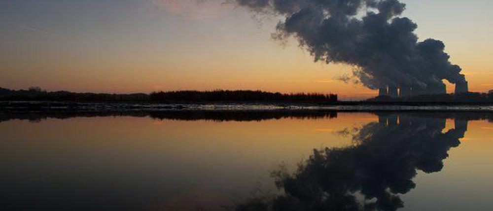 Besser die Luft anhalten: Das Braunkohlekraftwerk der Vattenfall AG in Jänschwalde ist mit einer installierten Leistung von 3.000 Megawatt nach Firmenangaben das größte seiner Art in Deutschland.