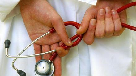 Noch immer sterben in den neuen Bundesländern mehr Menschen an Herzinfarkt als in den alten. Die Zahlen nähern sich aber langsam an.