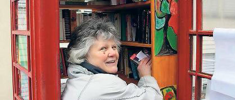 Tausch-Kabine. Initiatorin Marion Rosenthal bei der Eröffnung.