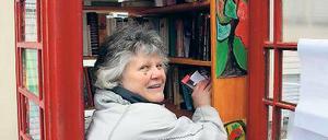 Tausch-Kabine. Initiatorin Marion Rosenthal bei der Eröffnung.