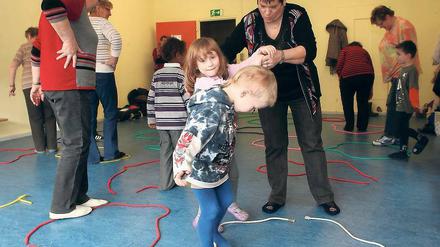 Anita Neye muss helfen: Nelly (2.v.l.) und Gabriel (3.v.l.) balancieren.