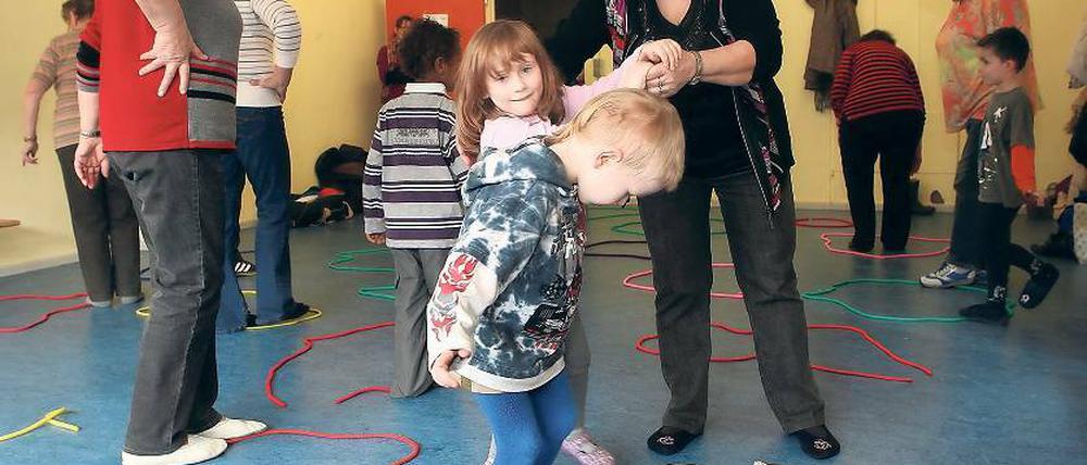 Anita Neye muss helfen: Nelly (2.v.l.) und Gabriel (3.v.l.) balancieren.