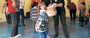 Anita Neye muss helfen: Nelly (2.v.l.) und Gabriel (3.v.l.) balancieren.