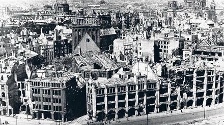 In Trümmern. So sah Berlins Mitte nach dem Zweiten Weltkrieg aus, vorn die zerstörte Nikolaikirche. Jetzt ist ein Buch über die Bombenangiffe der Alliierten erschienen.