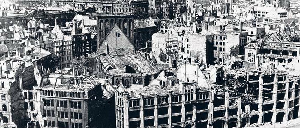 In Trümmern. So sah Berlins Mitte nach dem Zweiten Weltkrieg aus, vorn die zerstörte Nikolaikirche. Jetzt ist ein Buch über die Bombenangiffe der Alliierten erschienen.