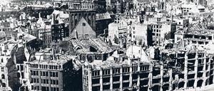 In Trümmern. So sah Berlins Mitte nach dem Zweiten Weltkrieg aus, vorn die zerstörte Nikolaikirche. Jetzt ist ein Buch über die Bombenangiffe der Alliierten erschienen.