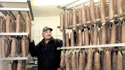 Alles Wurst. 35 Wildschweine hat Boris Plaß allein im vergangenen Jahr geschossen – das Fleisch verarbeitet er selbst. Die leckeren Wildwürste sind begehrt, bis in den August hat er schon Vorbestellungen.