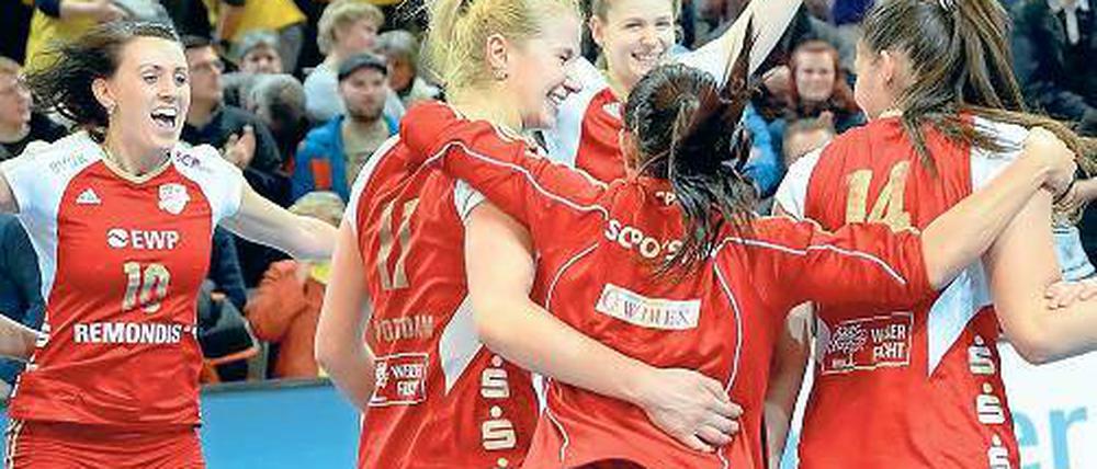 Jubel in Rot-Weiß. Potsdams Volleyballerinnen nach ihrem sensationellen Sieg am Samstag in Schwerin. Links Doreen Engel, ganz hinten Top-Scorerin Lucia Fresco, die 27 Punkte zum 3:2-Triumph beitrug und zur besten Potsdamerin des Spiels gekürt wurde.