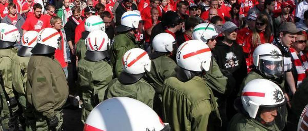 Sicherheit beim FC Energie Cottbus? Ein Cottbuser Kriminalpolizist steht jetzt wegen Verbindungen zum Sicherheitschef des Vereins unter Korruptionsverdacht.