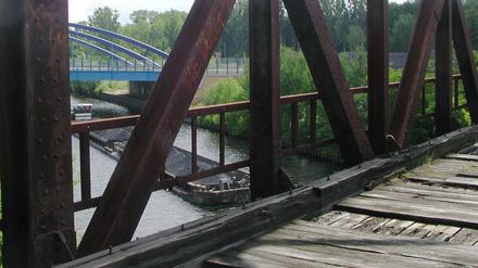 Verbindung auch nach Stahnsdorf: Die einstige Brücke der Friedhofsbahn und die Autobahnbrücke vor den Toren Kleinmachnows.