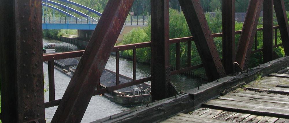 Verbindung auch nach Stahnsdorf: Die einstige Brücke der Friedhofsbahn und die Autobahnbrücke vor den Toren Kleinmachnows.
