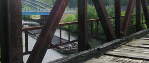 Verbindung auch nach Stahnsdorf: Die einstige Brücke der Friedhofsbahn und die Autobahnbrücke vor den Toren Kleinmachnows.