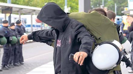 Durchsucht: Neonazi bei der NPD-Demo am 15. September 2012.