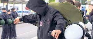Durchsucht: Neonazi bei der NPD-Demo am 15. September 2012.