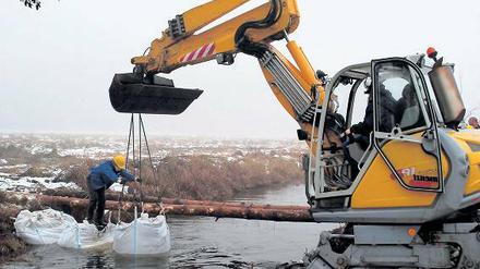 Wertvolles Nass. Das Moor-Projekt Freienhagen soll die Böden verbessern helfen. Zum Beispiel werden, wie hier im Bild, Entwässerungsgräben gekappt.