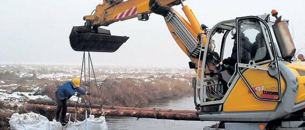 Wertvolles Nass. Das Moor-Projekt Freienhagen soll die Böden verbessern helfen. Zum Beispiel werden, wie hier im Bild, Entwässerungsgräben gekappt.