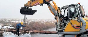 Wertvolles Nass. Das Moor-Projekt Freienhagen soll die Böden verbessern helfen. Zum Beispiel werden, wie hier im Bild, Entwässerungsgräben gekappt.