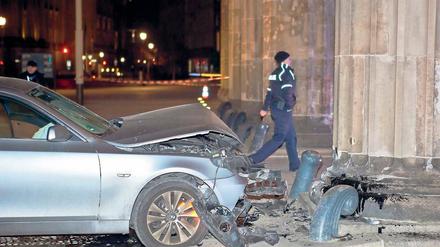 Totalschaden. Ein Auto krachte gegen das Brandenburger Tor.