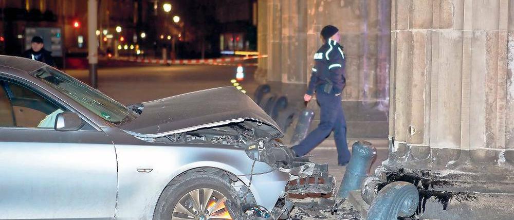 Totalschaden. Ein Auto krachte gegen das Brandenburger Tor.