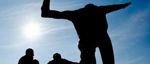 Ein Schritt in die richtige Richtung: Fünf Thesen für ein neues Potsdam. Die Plastik «Der Jahrhundertschritt» des Künstlers Wolfgang Mattheuer steht seit vergangenem Jahr im Hof des Hauses der Brandenburgisch-Preußischen Geschichte in Potsdam.